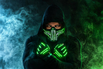 神秘的男人。黑色的穿霓虹灯面具手套字符牧师向导袍未来刺客强大的脸表达式幻想书电脑游戏封面概念