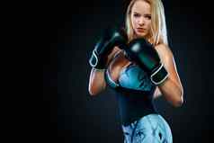 女人运动员拳击手拳击摆姿势女孩穿手套运动服装孤立的黑色的背景