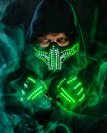 神秘的男人。黑色的穿霓虹灯面具手套字符牧师向导袍未来刺客强大的脸表达式幻想书电脑游戏封面概念