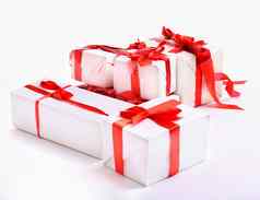 堆栈红色的礼物盒子装饰弓孤立的白色