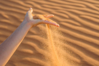 沙子<strong>下滑</strong>手指女人的手沙漠