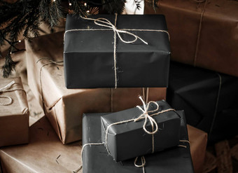 圣诞节假期交付可持续发展的礼物概念黑色的礼物盒子包装环保包装回收纸装饰圣诞节树