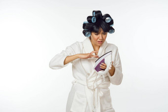女人白色外套卷发器头家庭作业