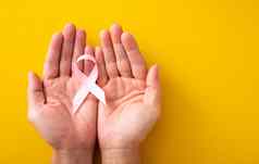 女人手支持粉红色的丝带象征乳房癌症乳房癌症概念