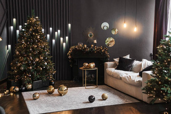 圣诞节室内美丽的圣诞节树沙发光灯泡黑暗背景