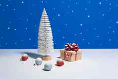 美丽的圣诞节一年横幅复制空间玩具圣诞节树礼物盒子红色的弓圣诞节装饰物蓝色的背景雪下降背景