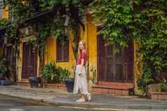 女人旅游背景嗨古老的小镇越南越南打开游客检疫coronovirus科维德