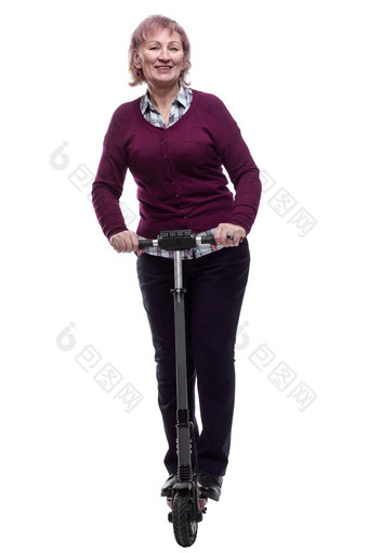 微笑上了年纪的女人移动电踏板车孤立的白色