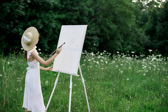 女人白色衣服油漆图片在户外爱好有创意的