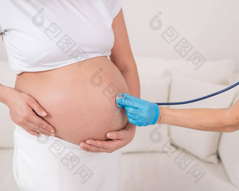 医生听扩音听诊器心跳肚子怀孕了女人