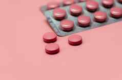 粉红色的平板电脑药丸模糊泡包平板电脑药片粉红色的背景处方药物女人健康概念制药行业在线药店横幅药物包装治疗剂量