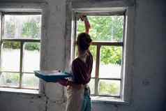 女人油漆房子改造室内房间画家