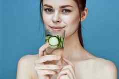 漂亮的女人黄瓜喝健康维生素