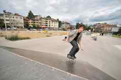 男孩练习滑冰滑冰公园孤立的