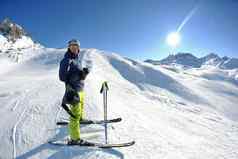 滑雪新鲜的雪冬天季节美丽的阳光明媚的一天