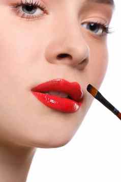化妆艺术家应用口红刷美