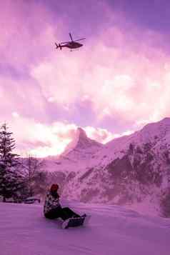 救援团队红色的直升机拯救伤害滑雪
