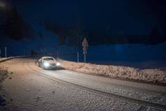 车开车危险的路晚上雪