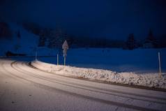 车开车危险的路晚上雪