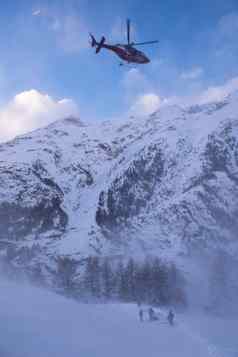 救援团队红色的直升机拯救伤害滑雪