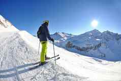 滑雪新鲜的雪冬天季节美丽的阳光明媚的一天