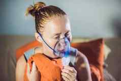 女人流感冷症状使吸入喷雾器医疗吸入治疗