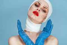 女病人红色的嘴唇塑料手术操作只肩膀蓝色的背景