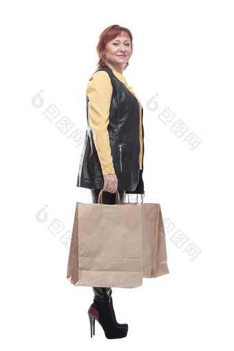 快乐成熟的女人购物袋孤立的白色