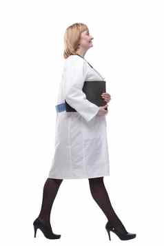 完整的增长友好的医疗医生女人剪贴板步骤向前