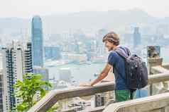 年轻的男人。旅行者峰维多利亚背景在香港香港