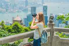 年轻的女人采取照片维多利亚港在香港香港中国