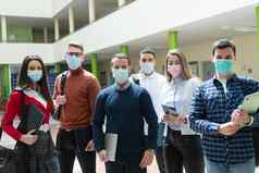 多民族学生集团穿保护脸面具