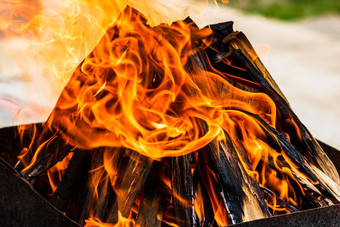 空热<strong>木炭</strong>烧烤烧烤明亮的火焰热燃烧烧烤在户外烹饪食物