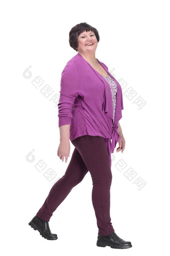 休闲上了年纪的女人紫色的上衣大步向前