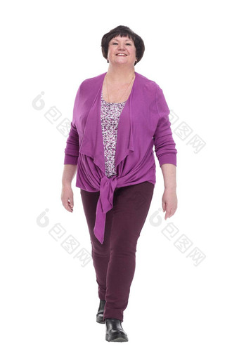 休闲上了年纪的女人紫色的上衣<strong>大步</strong>向前