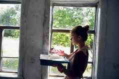 女人油漆窗户房子室内房间改造