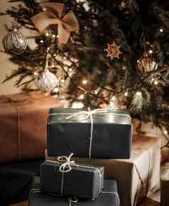 圣诞节假期交付可持续发展的礼物概念黑色的礼物盒子包装环保包装回收纸装饰圣诞节树