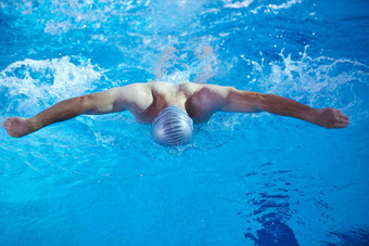 游泳运动员练习室内游泳粪便