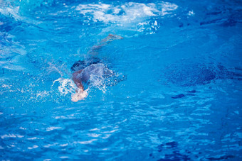 游泳运动员练习室内游泳粪便