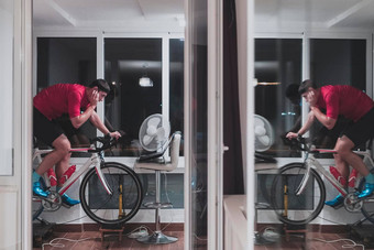 男人。骑自行车机教练锻炼首页晚上玩在线自行车<strong>赛车游戏</strong>