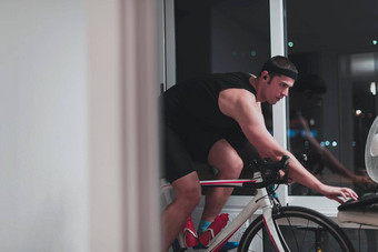 男人。骑自行车机教练锻炼首页晚上玩在线自行车赛车游戏
