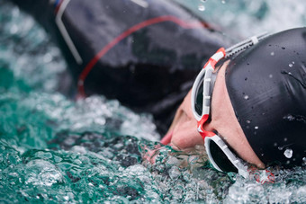 三项全能运动运动员游泳湖穿潜水服
