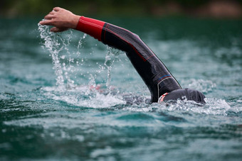 三项全能运动运动员游泳湖穿潜水服