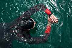 三项全能运动运动员游泳湖设置智能手表