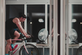 男人。骑自行车机教练锻炼首页晚上玩在线自行车<strong>赛车游戏</strong>