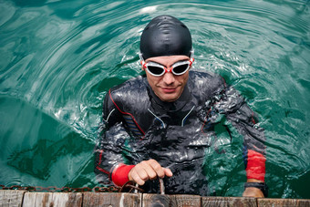 铁人三项选手游泳运动员肖像穿潜水服培训