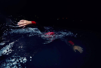 三项<strong>全能</strong>运动运动员游泳黑暗晚上穿潜水服