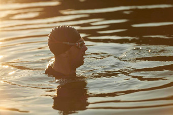 铁人三项选手游泳运动员打破硬培训