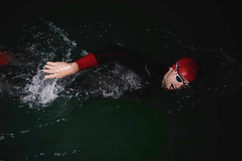 三项<strong>全能</strong>运动运动员游泳黑暗晚上穿潜水服