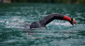 三项全能运动运动员<strong>游泳</strong>湖穿潜水服